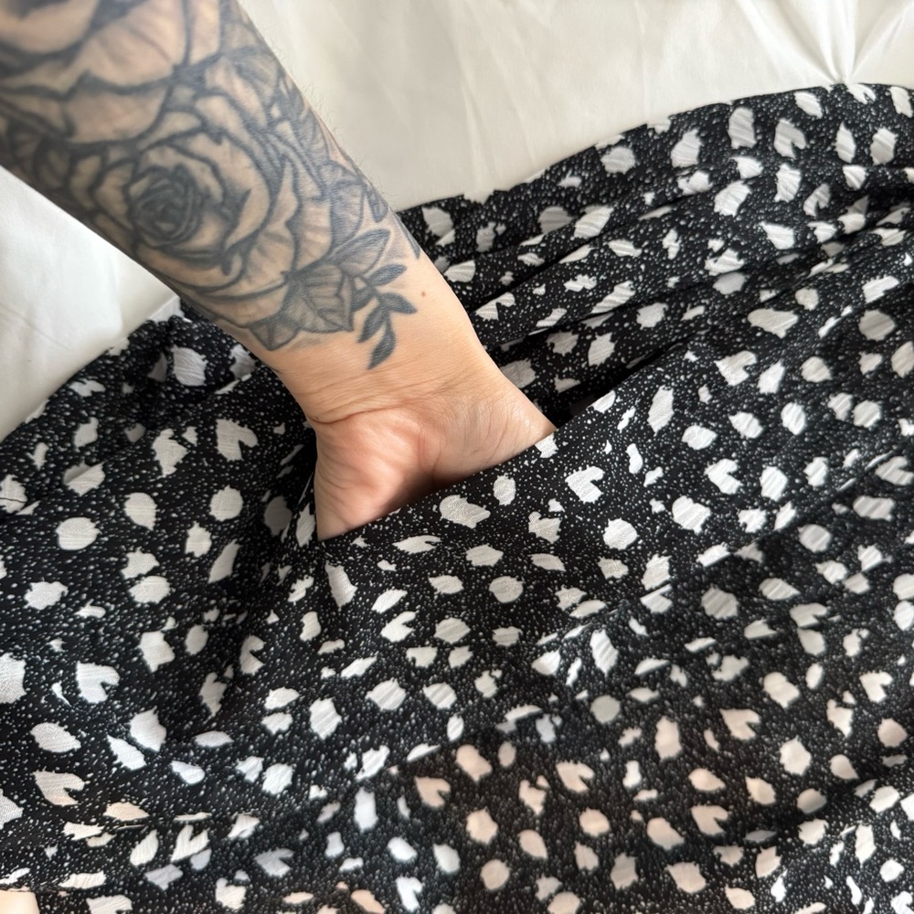 Black and white light weight v neck dress - Picture 5 of 14